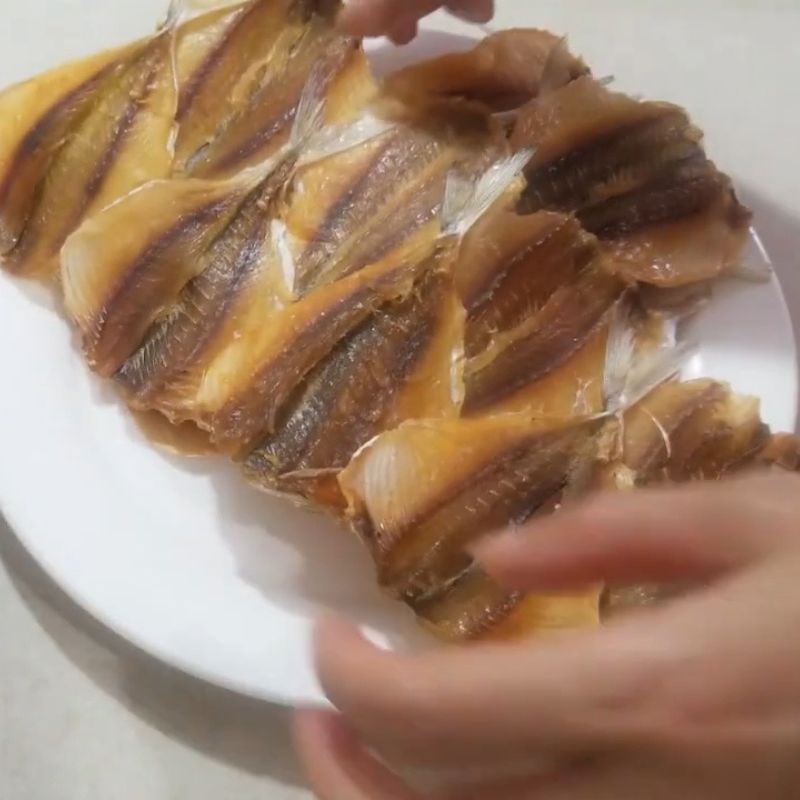 Bước 1 Ngâm cá chỉ vàng bằng bia Cá chỉ vàng nướng