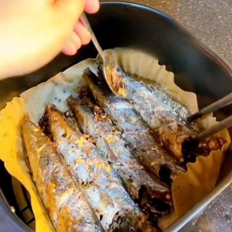 Bước 2 Nướng cá Cá nục nướng nồi chiên không dầu