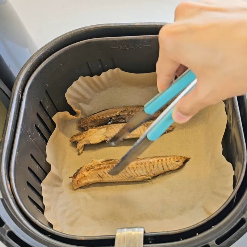 Bước 1 Nướng cá Cá khô giã ớt