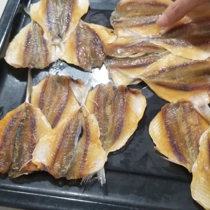 Bước 2 Nướng cá chỉ vàng Cá chỉ vàng nướng