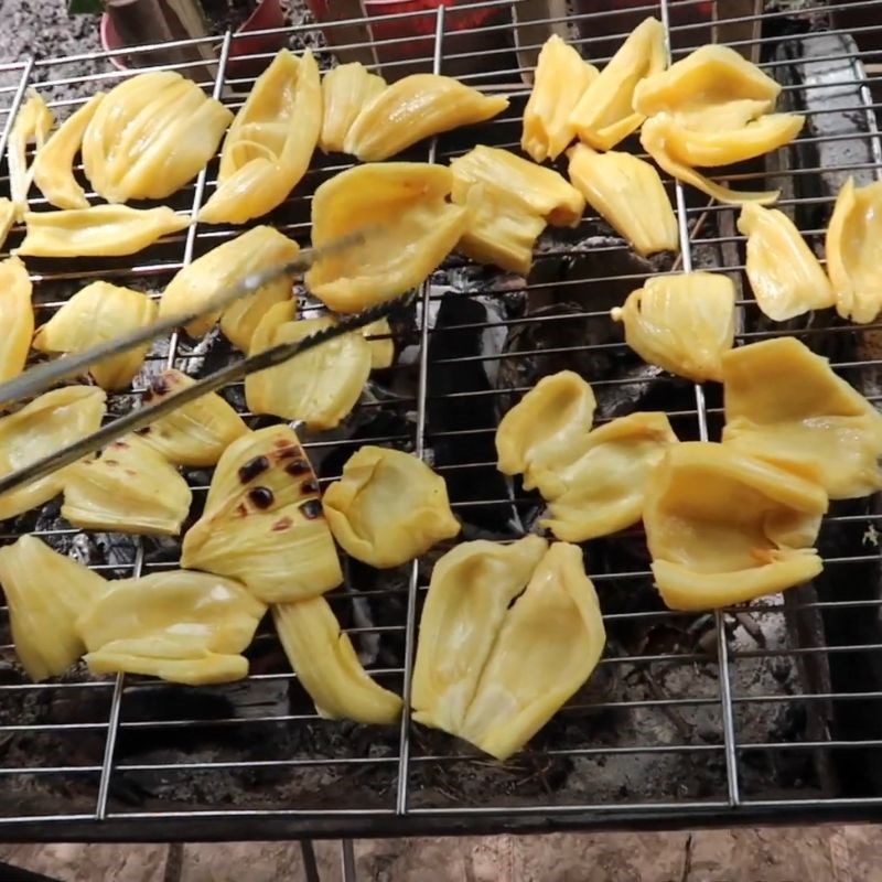 Bước 1 Nướng mít Cách làm mít nướng ngâm rượu