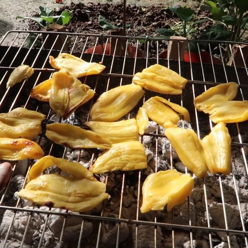 Bước 1 Nướng mít Cách làm mít nướng ngâm rượu