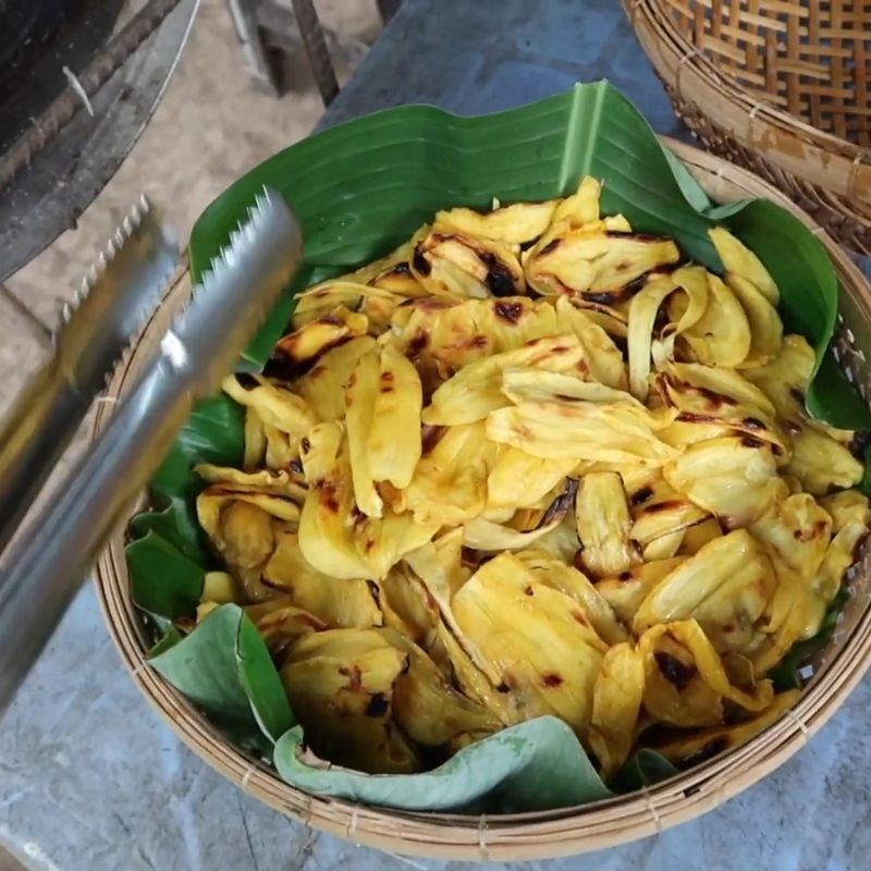 Bước 1 Nướng mít Cách làm mít nướng ngâm rượu