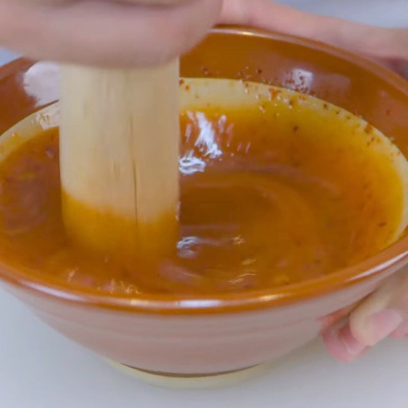 Bước 3 Pha nước sốt Mực nhảy ăn sống