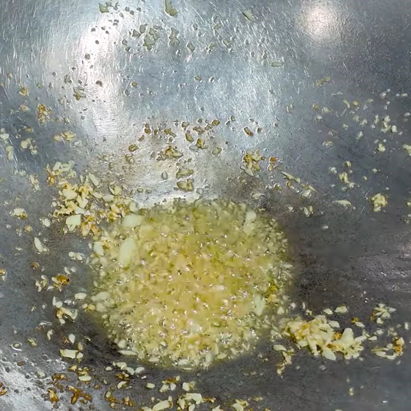 Bước 2 Phi tỏi Càng ghẹ cháy tỏi
