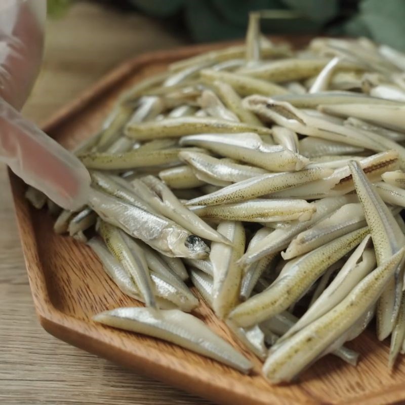 Bước 1 Rửa và ướp cá Cá cơm sấy giòn