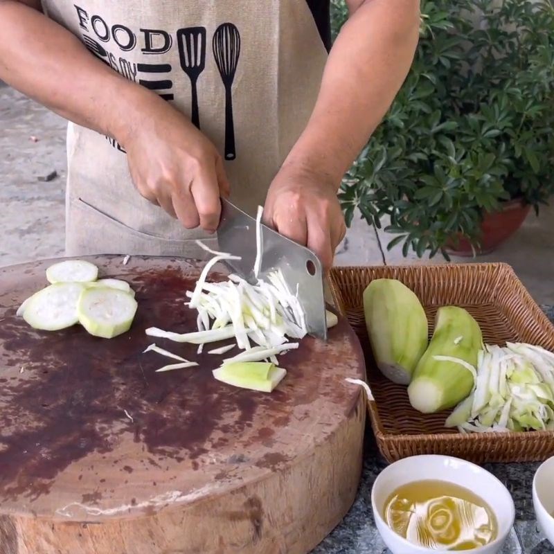 Bước 2 Sơ chế bầu Cúm núm xào bầu