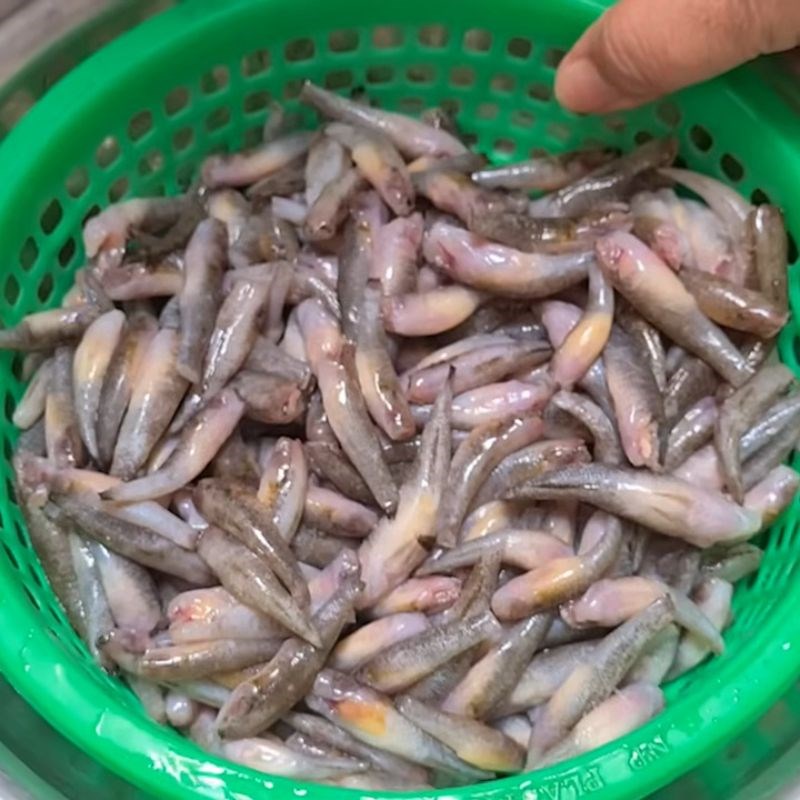 Bước 1 Sơ chế cá Cá bống trứng kho tiêu