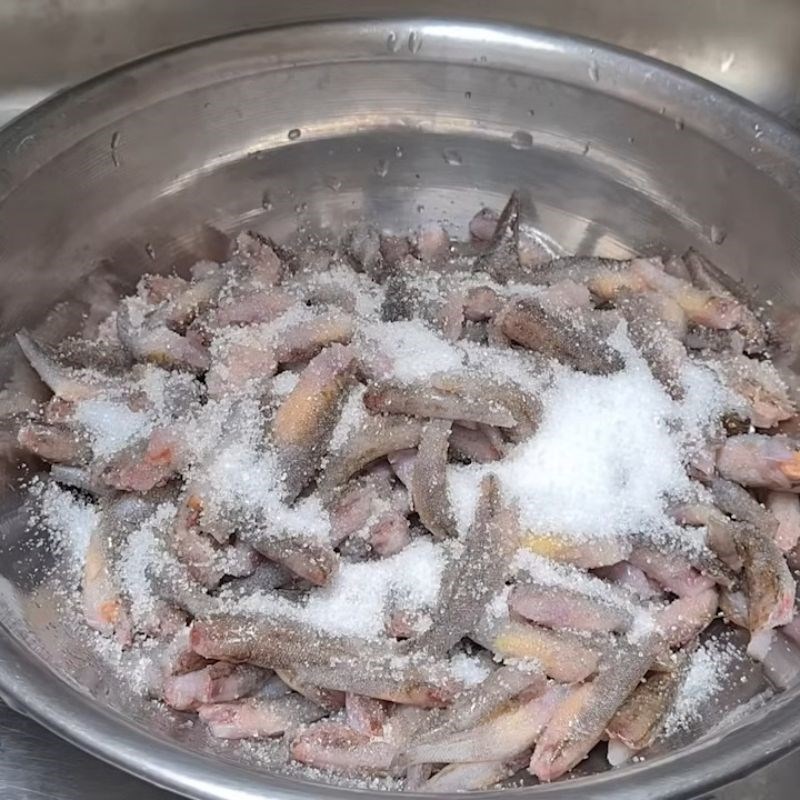 Bước 1 Sơ chế cá Cá bống trứng kho tiêu