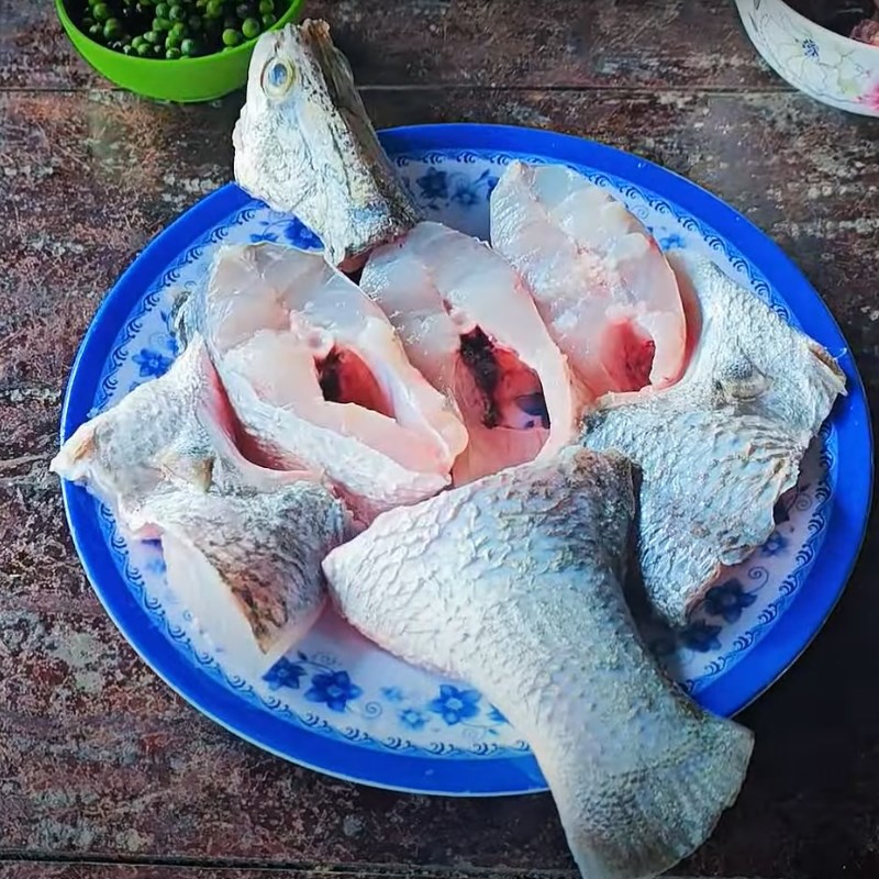 Bước 1 Sơ chế cá chẽm Cá chẽm kho tiêu