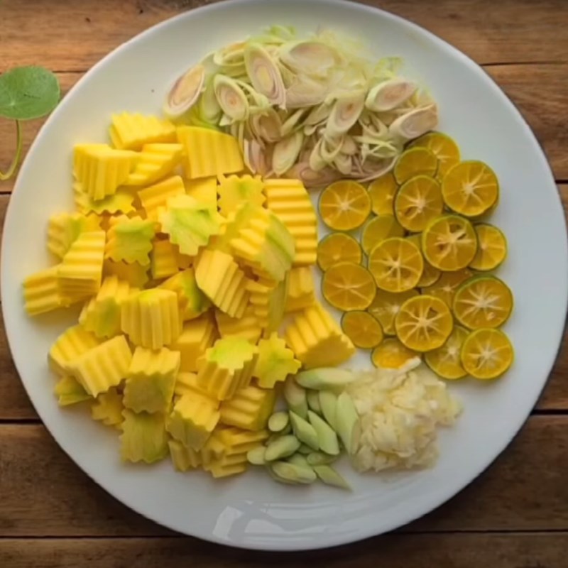 Bước 2 Sơ chế các nguyên liệu khác Chân vịt sốt thái