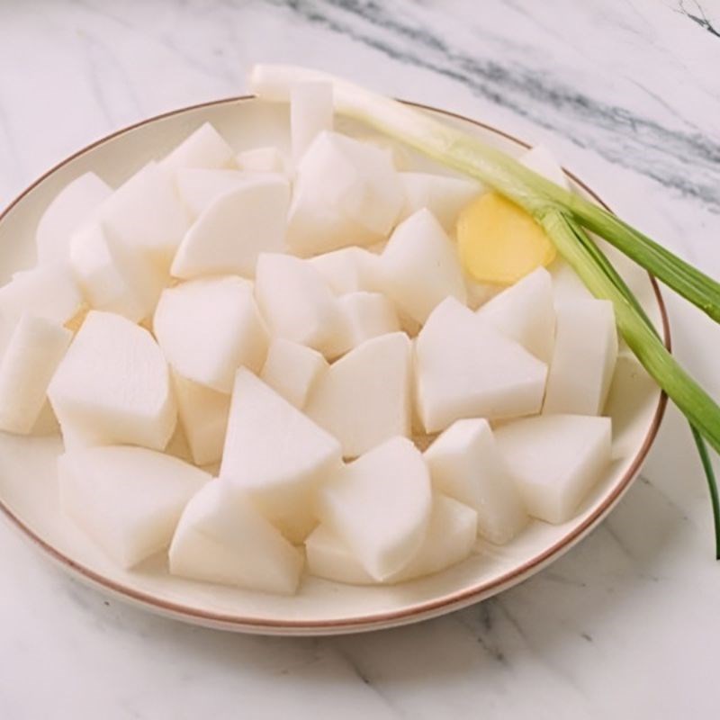 Bước 2 Sơ chế các nguyên liệu khác Chân giò hầm nấm đông cô có táo đỏ