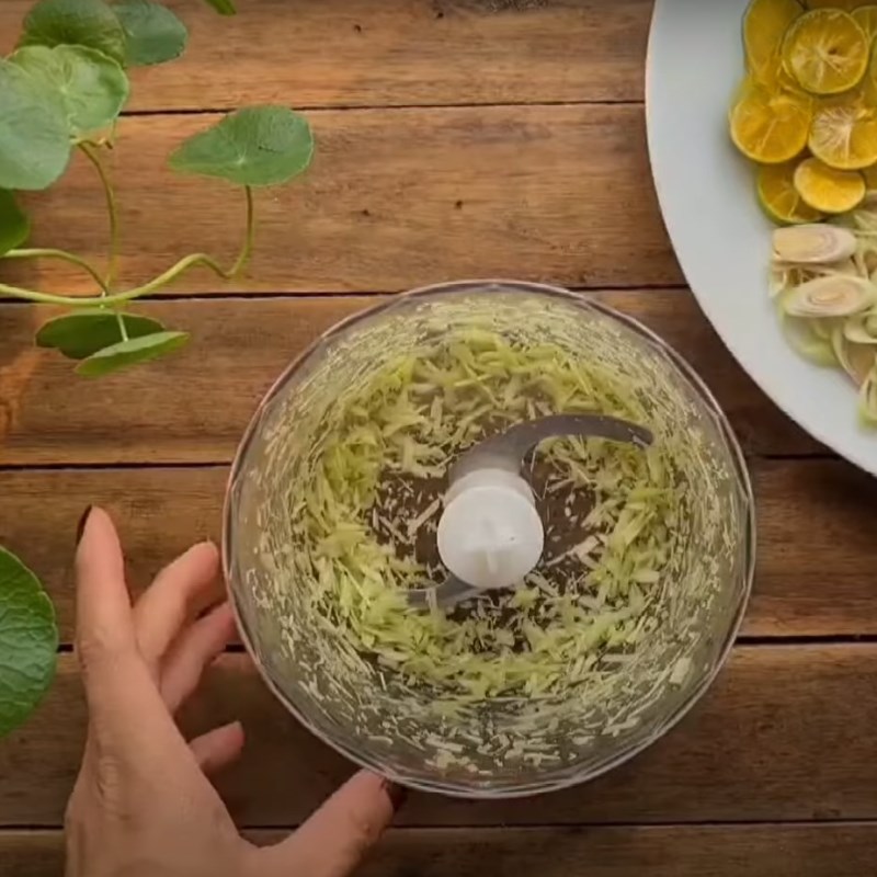 Bước 2 Sơ chế các nguyên liệu khác Chân vịt sốt thái