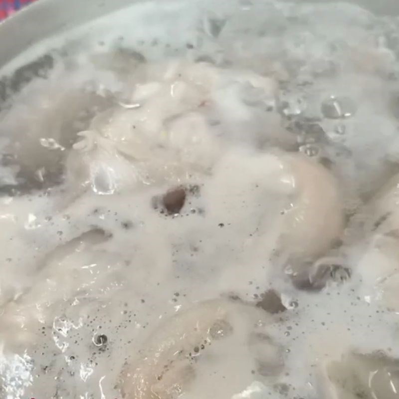 Bước 1 Sơ chế móng giò Chân giò hầm nấm đông cô có táo đỏ