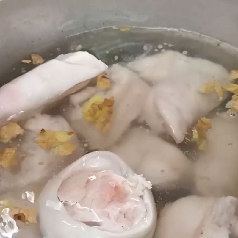 Bước 1 Sơ chế móng giò Chân giò hầm nấm đông cô có táo đỏ