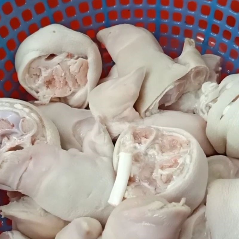 Bước 1 Sơ chế móng giò Chân giò hầm nấm đông cô có táo đỏ