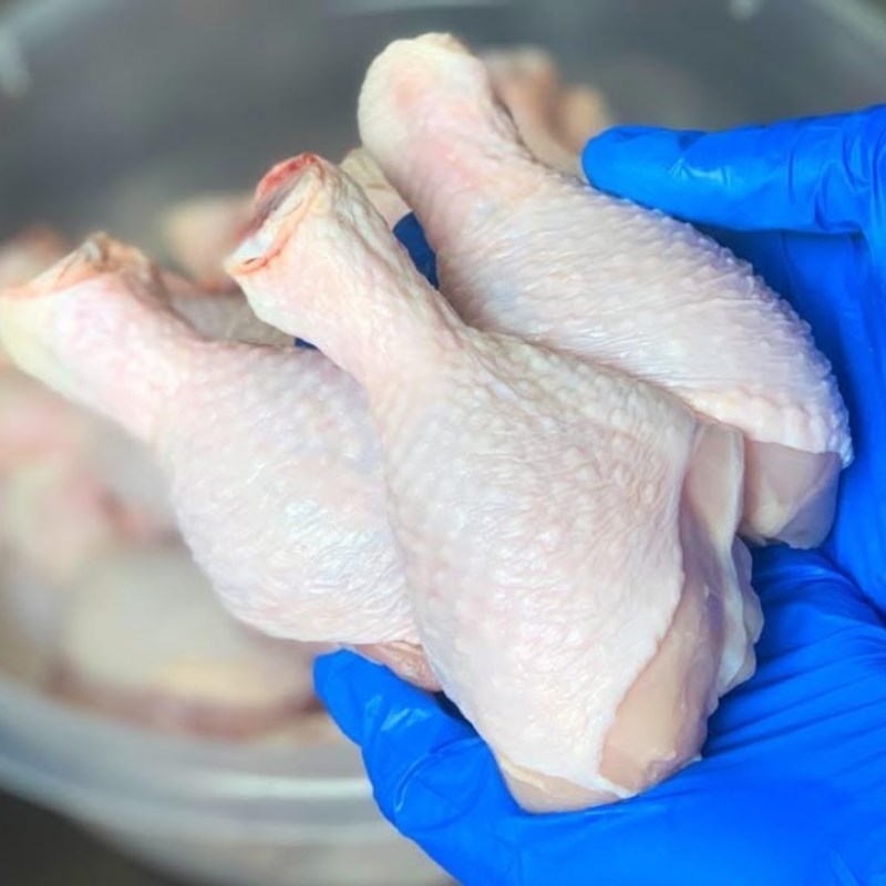 Bước 1 Sơ chế nguyên liệu Mì trộn đùi gà mắm tỏi