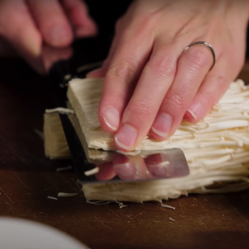 Bước 1 Sơ chế nguyên liệu Nấm kim châm sốt cay