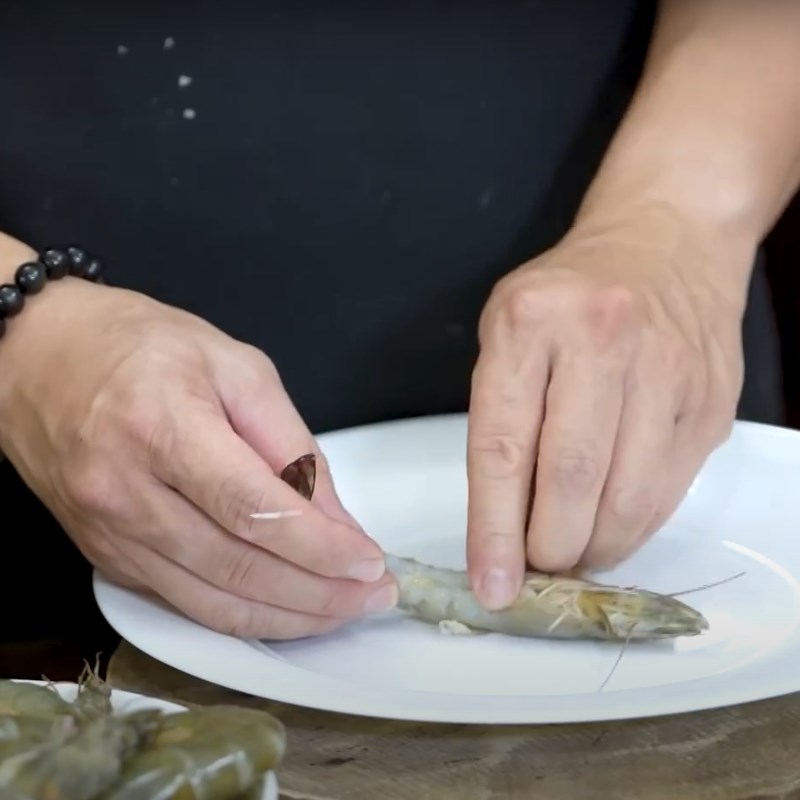 Bước 1 Sơ chế nguyên liệu Tôm rim tiêu