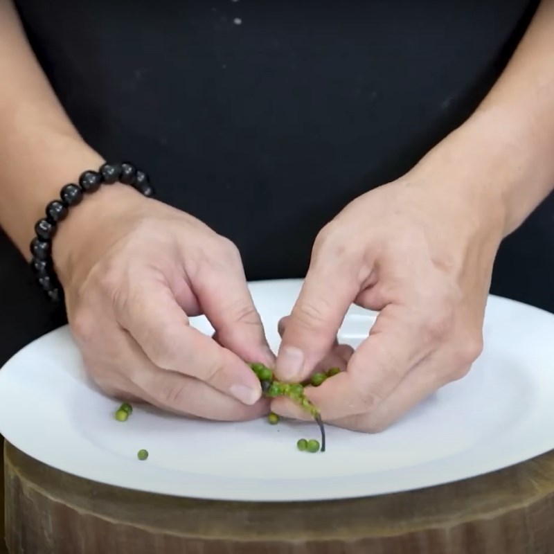 Bước 1 Sơ chế nguyên liệu Tôm rim tiêu