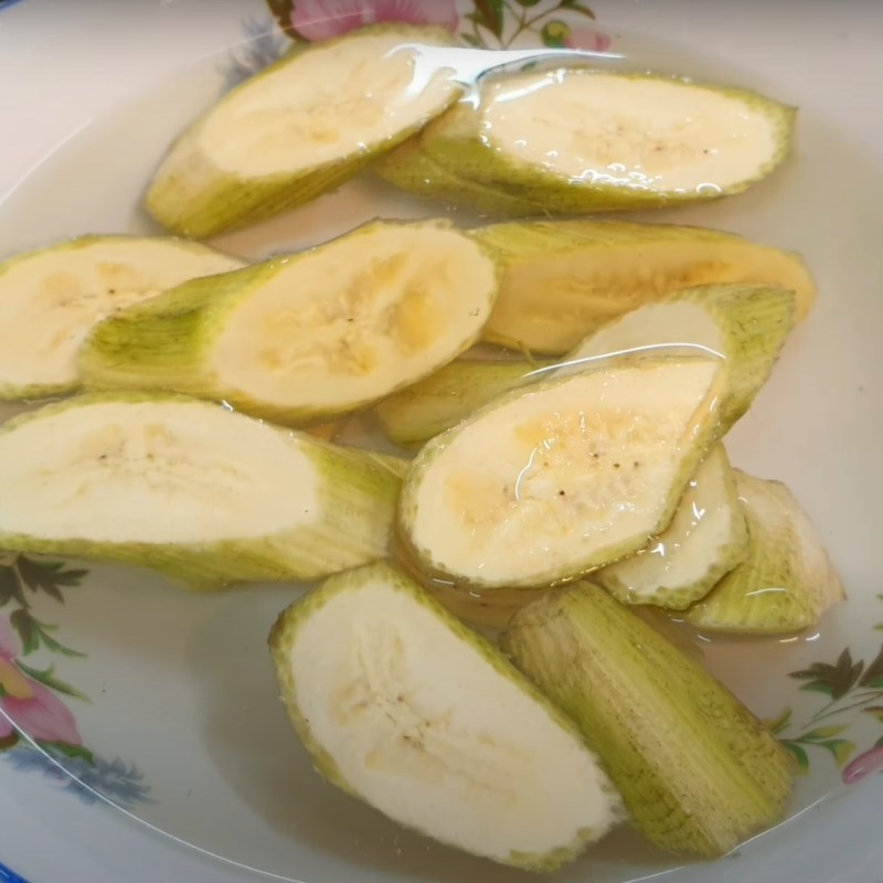 Bước 1 Sơ chế nguyên liệu Chuối xanh kho chay