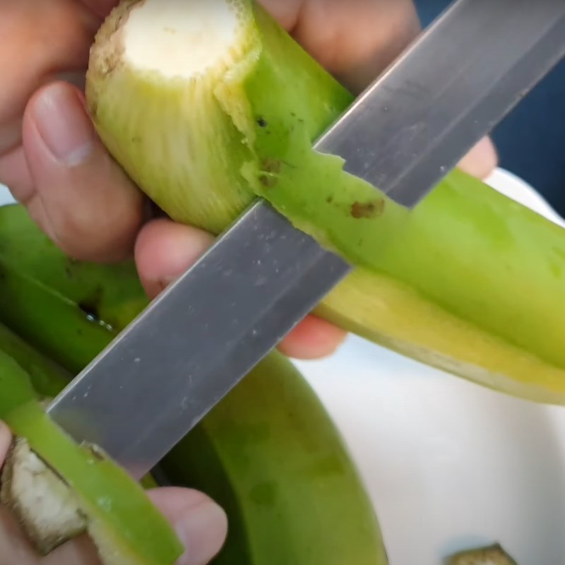Bước 1 Sơ chế nguyên liệu Chuối xanh kho chay