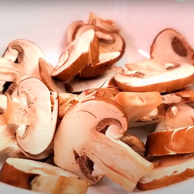 Bước 1 Sơ chế nguyên liệu Mì Ý sốt kem nấm thịt xông khói
