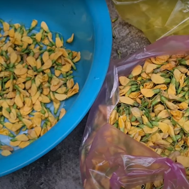 Bước 1 Sơ chế nguyên liệu Bông điên điển xào thịt bò