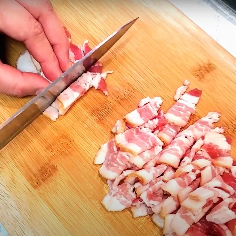 Bước 1 Sơ chế nguyên liệu Mì Ý sốt kem nấm thịt xông khói