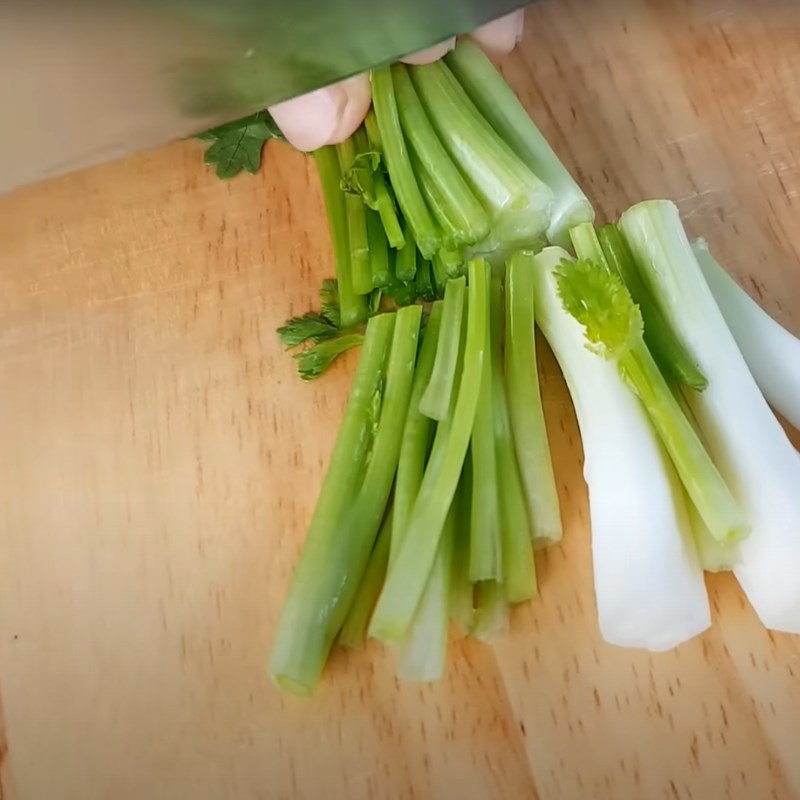 Bước 1 Sơ chế nguyên liệu Gà xào nấm đùi gà