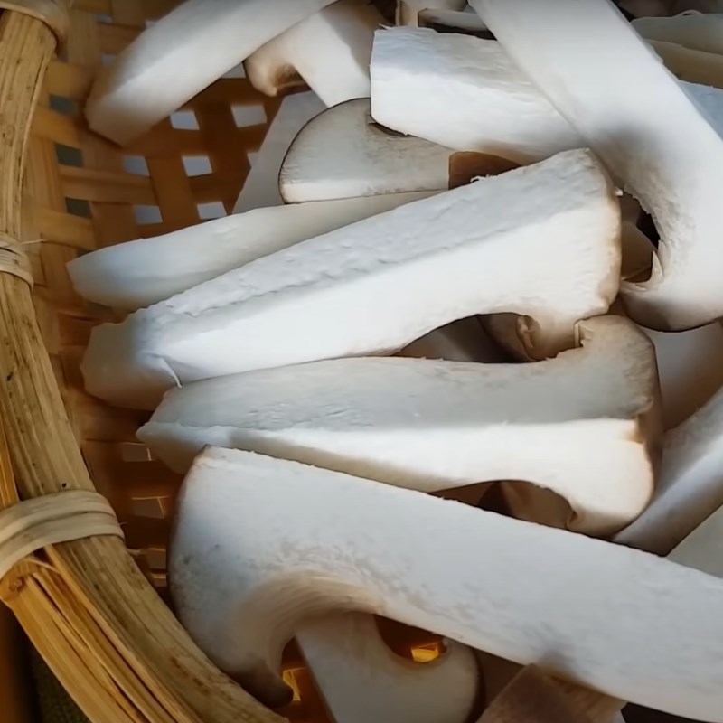 Bước 1 Sơ chế nguyên liệu Gà xào nấm đùi gà