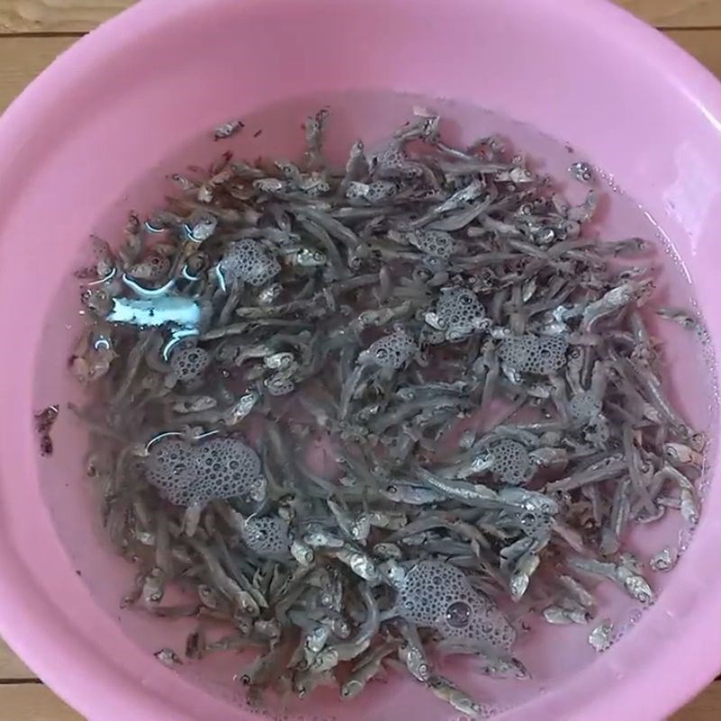 Bước 1 Sơ chế nguyên liệu Cá cơm khô rim mắm đường