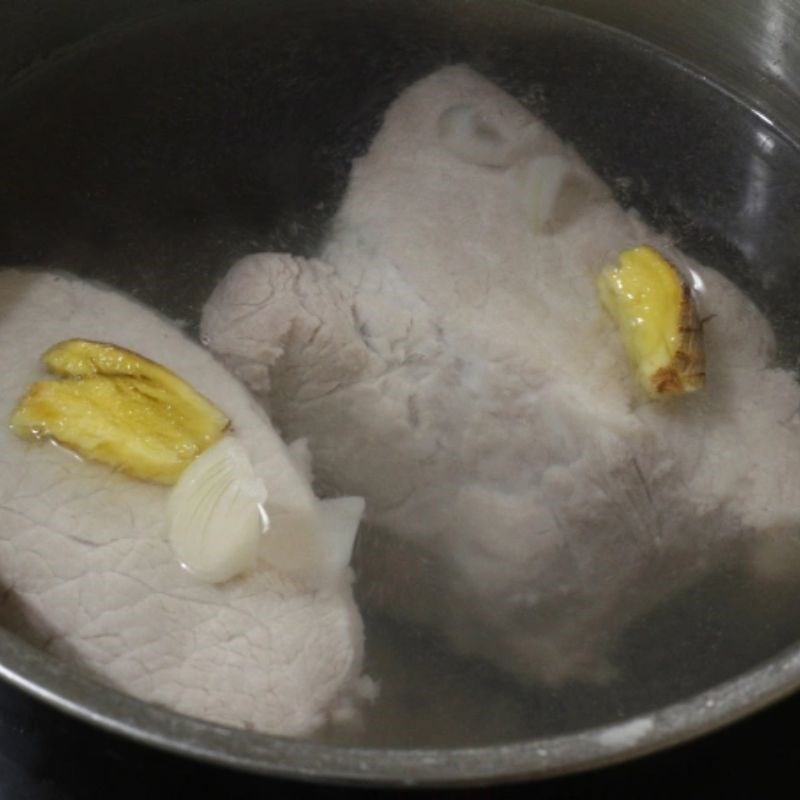 Bước 2 Sơ chế thịt heo nạc Ruốc hàu