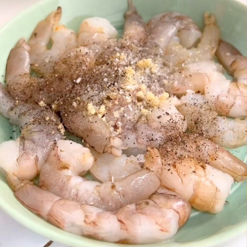 Bước 1 Sơ chế tôm Cách làm tôm sốt trứng muối chấm bánh mì