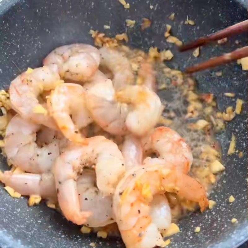 Bước 1 Sơ chế tôm Cách làm tôm sốt trứng muối chấm bánh mì