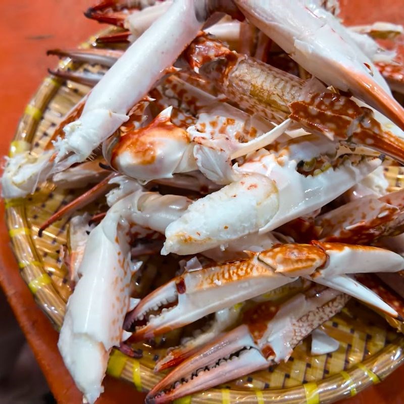 Bước 1 Sơ chế và hấp càng ghẹ Càng ghẹ cháy tỏi
