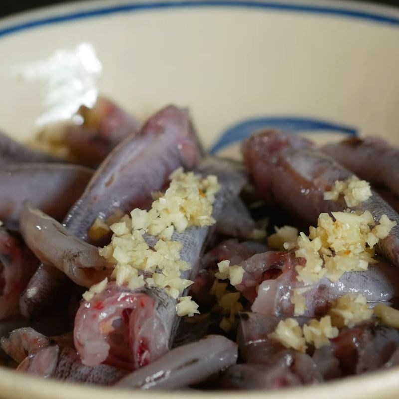 Bước 1 Sơ chế và ướp cá bống dừa Cá bống dừa kho tiêu