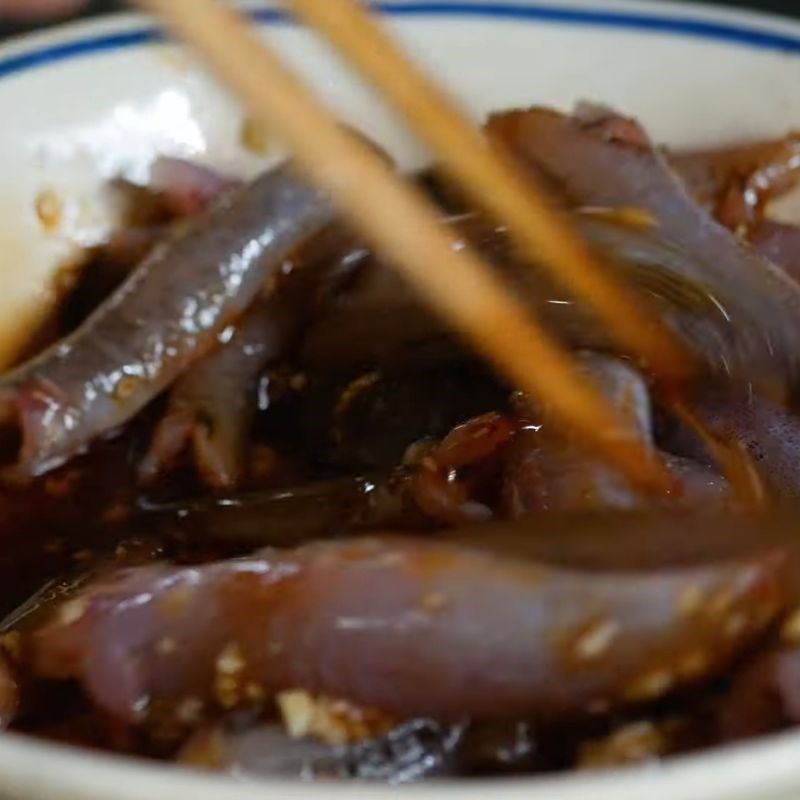 Bước 1 Sơ chế và ướp cá bống dừa Cá bống dừa kho tiêu