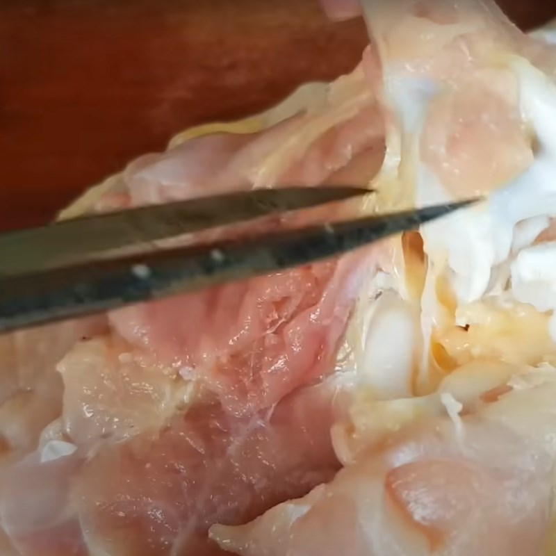 Bước 2 Sơ chế và ướp thịt gà Gà xào nấm đùi gà