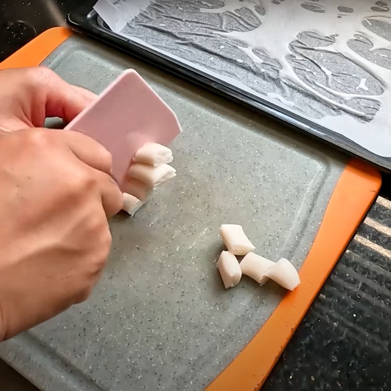Bước 4 Tạo hình bánh con sùng Bánh con sùng