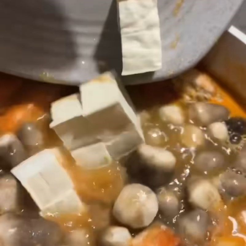 Bước 3 Thả topping vào lẩu lẩu Cách nấu lẩu cá thác lác chua cay
