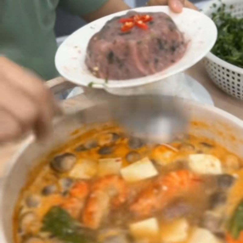 Bước 3 Thả topping vào lẩu lẩu Cách nấu lẩu cá thác lác chua cay