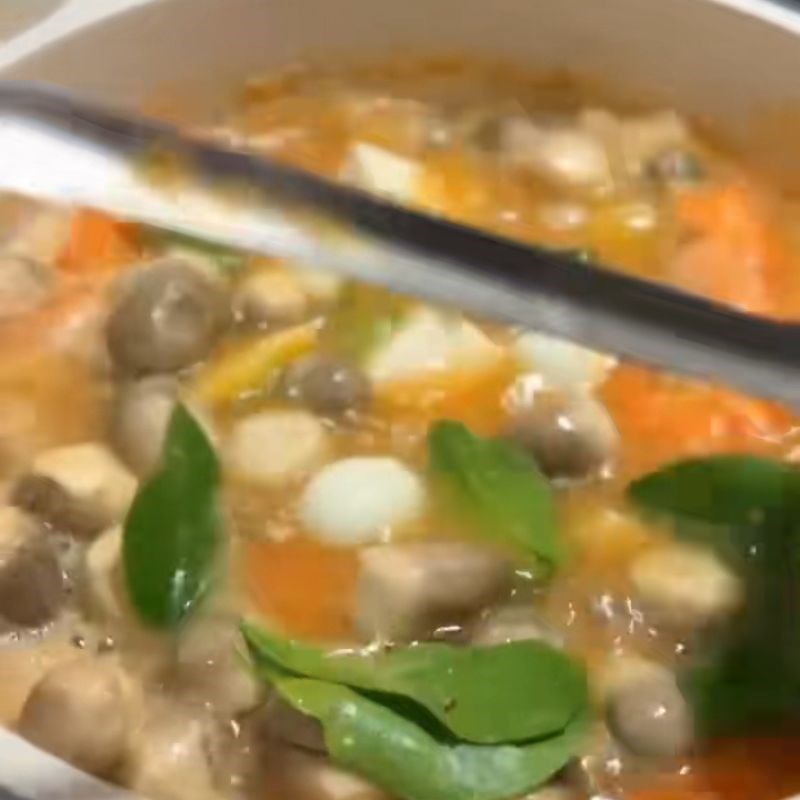 Bước 3 Thả topping vào lẩu lẩu Cách nấu lẩu cá thác lác chua cay