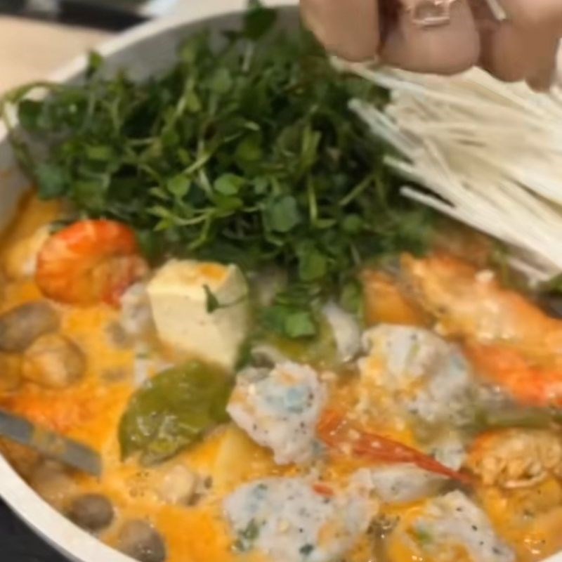 Bước 3 Thả topping vào lẩu lẩu Cách nấu lẩu cá thác lác chua cay