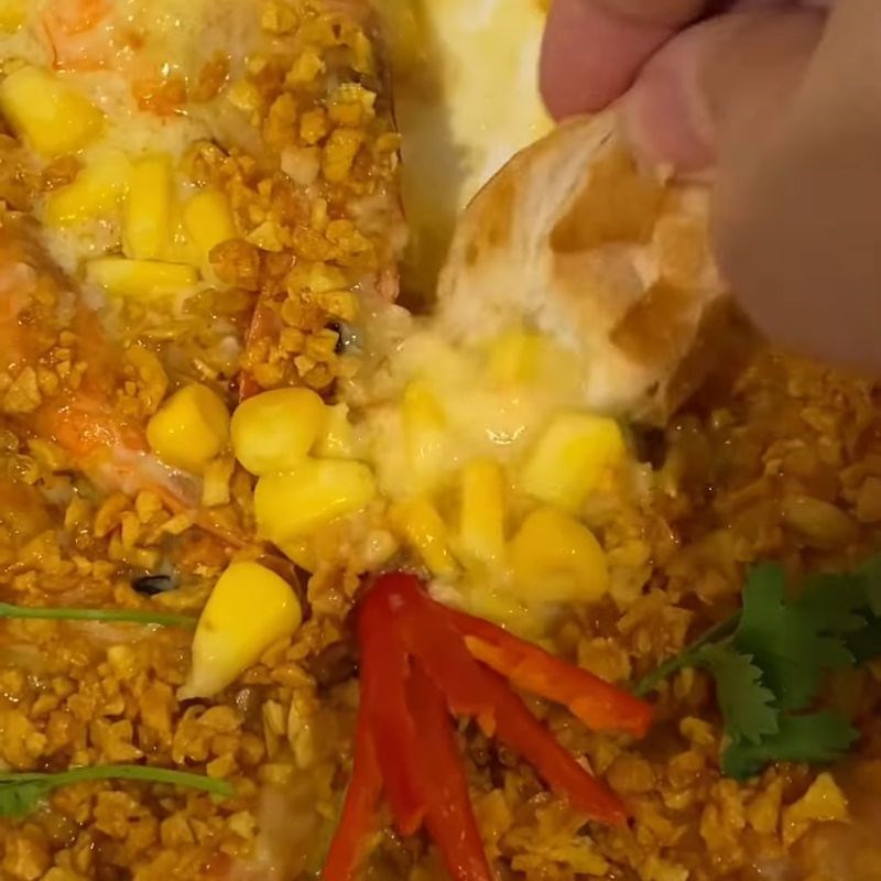 Bước 4 Thưởng thức Tôm sốt bơ tỏi chấm bánh mì