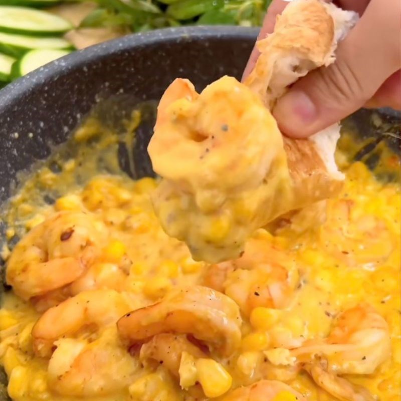 Bước 3 Thưởng thức Cách làm tôm sốt trứng muối chấm bánh mì