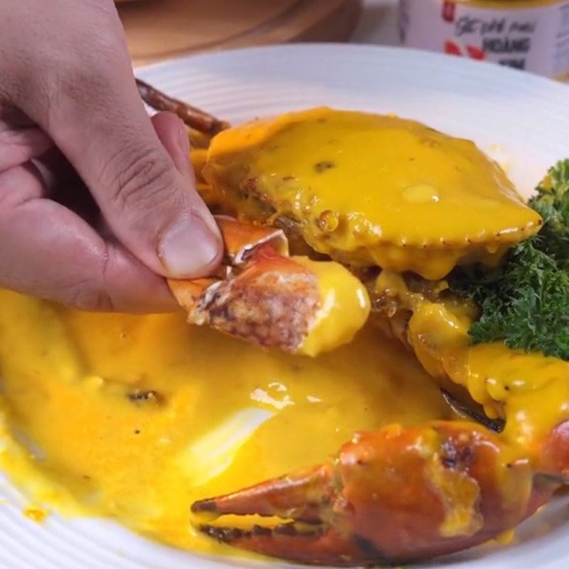 Bước 3 Thưởng thức và trình bày Cách làm cua sốt trứng muối chấm bánh mì