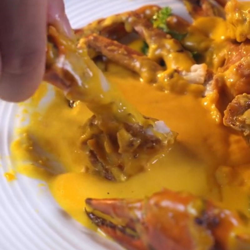 Bước 3 Thưởng thức và trình bày Cách làm cua sốt trứng muối chấm bánh mì