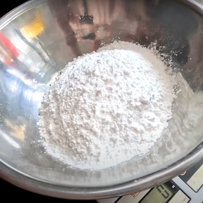 Bước 2 Trộn bột Bánh con sùng