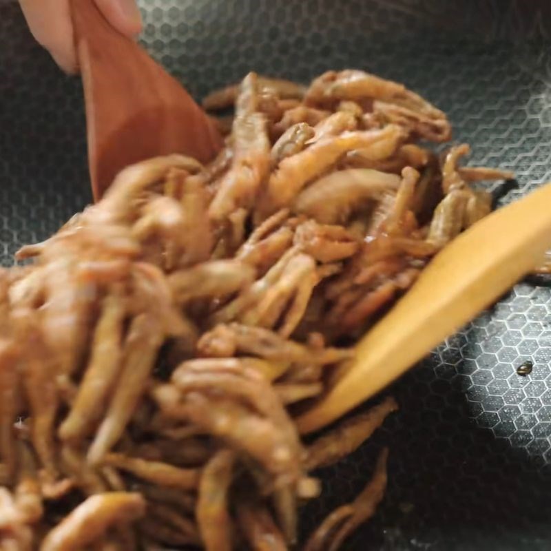 Bước 6 Trộn cá với sốt Cá cơm sấy giòn